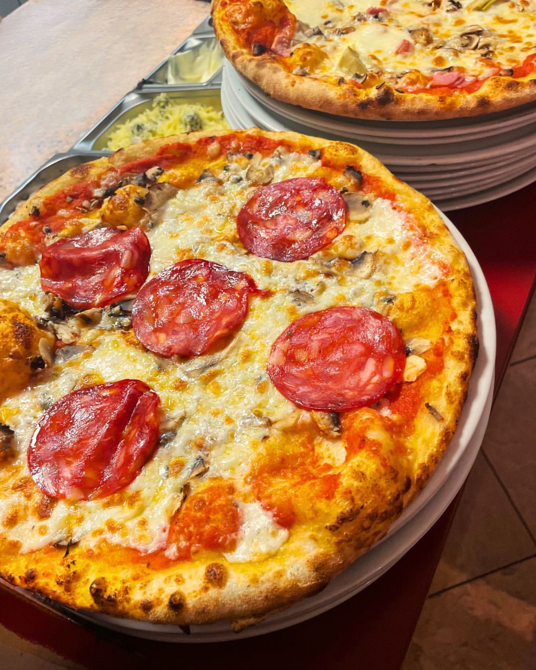 Pizza servita al ristorante Le Monna Lisa